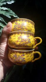 三个图案工细的龙袍黄茶杯