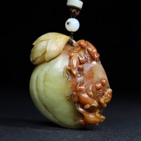 珍藏寿山石雕刻莲花青蛙手抓件，重180克