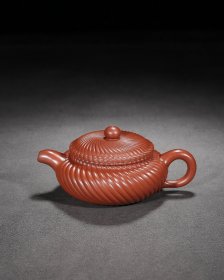 珍藏精品紫砂壶 品名：仿古 底款：景舟制陶 尺寸：15/6cm 容量：220cc 紫砂分类：原矿大红袍 底款介绍：顾景舟（1915-1996），原名景洲。别称：曼希、瘦萍、武陵逸人、荆南山樵。自号壶叟、老萍。宜兴紫砂名艺人，中国美术家协会会员，中国工艺美术大师。18岁拜名师学艺。三十年代后期至上海制壶仿古。1954年进入宜兴蜀山陶业合作社。1956年被江苏省政府任命为技术辅导，带徒徐汉棠、高海庚。