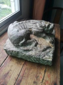 清朝狮子，黑青石，匍匐在祠堂老建筑守护宅基的，造型逼真，凝视中带着威严，蓄势待发，非常重有近百斤，发安能！
