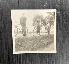 民国老照片 集体照 3人3辆自行车