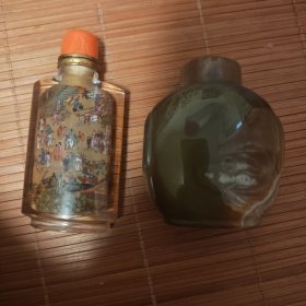 两个鼻烟壶合售放漏出一个大玛瑙一个内画瓶