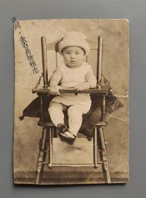 民国老照片坐在婴儿椅上的小女孩