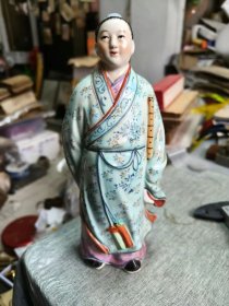 书生款瓷器一件，画工好，完好无损，高21.5厘米