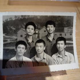 老照片–五个青年留影（身后是乡村房舍和小路）