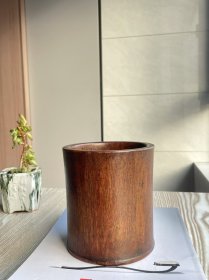 清代海南黄花梨笔筒 上下阳线，玉璧底，麦穗纹理，料质金黄，三个凤眼纹，比例协调。 直径12.5厘米，高13.5厘米。