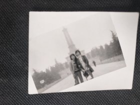 1970年代《老照片》长沙市烈士公园穿风衣的时尚女青年