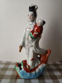 送子观音彩色瓷塑像（景德镇567瓷），26x15厘米，釉色莹润，全品