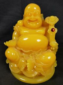 蜜蜡弥勒佛像，弥勒佛笑口常开，大肚能容，俗语有云：笑古笑今，凡事付之一笑；大肚能容，容天下难容之事，与己何所不容。蕴含丰富的人生哲理，告诉世人，应该乐观豁达，淡泊名利，与世无争。尺寸19*18*26厘米，重7.77斤。