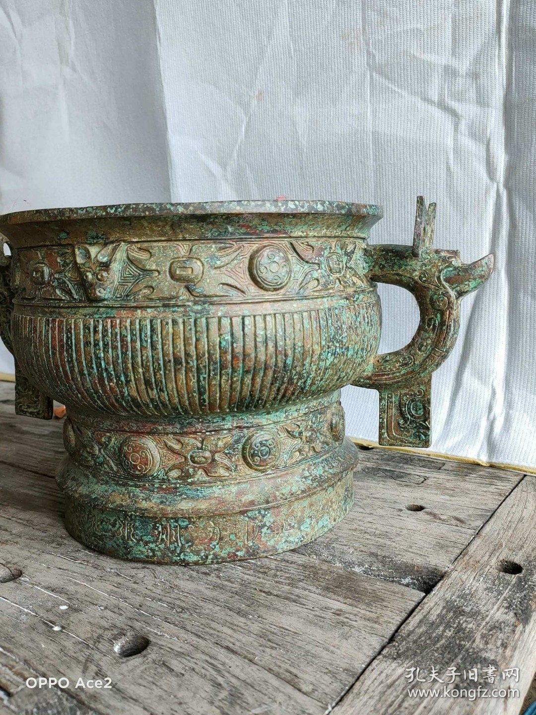 春秋战国时期青铜香炉一个，锈迹入骨，老化明显，钙化深邃，品相完整，成色如图。