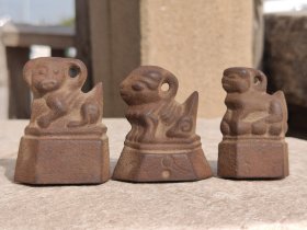 旧藏铁权~三个动物老秤砣，包浆老道，保存完好，通走。