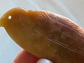 汉代风格玉鸟，卷云纹设计，满工线条，器形独特，沁色自然。