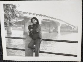 1970年代《老照片》大桥下的女子