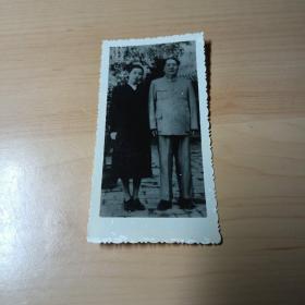 老照片–毛泽东和江青合影（1951年摄于北京）