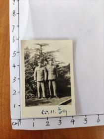 1955年两中国人民解放军着50式军装长沙烈士公园合影照片(中国人民解放军老革命郝步青，曾获得过八一勋章等众多勋章，解放后在云南保山服役，六十年代调到河北平山县做团长，军衔至少应该中校)