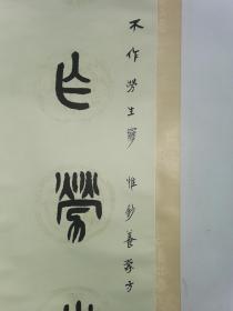 张牧石（1928-2011年）天津人，字介庵，号邱园，室名茧梦庐，晚年因怀念亡妻，又号石怡室。一代津门雅士、现代诗人、书法篆刻家、金石书画鉴定家。他和张伯驹是三十多年的忘年交，张伯驹比张牧石年长30岁，二人亦师亦友。