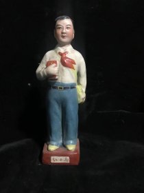 红小兵，瓷塑人物大摆件！题材新颖独特！形象生动！全美品！