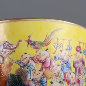 清同治年制黄地粉彩百子图主人杯