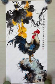 花鸟画，葫芦和大公鸡，幸福吉祥，写意画法，皴法点染，纯手绘，假一赔万，墨透纸背的，都是本人精心收藏的，山东省美协董丽丽老师的原创大作，老师的葫芦和大公鸡画的不亚于中美协老师，实际画的比照片拍出来要漂亮的多，笔法苍劲有力，大公鸡画的很逼真，行云流水。1.4米×70公分的，四尺整张的，家里客厅，餐厅，卧室，书房，玄关，中堂都可悬挂，非常合适，大气，闭眼入，真的特别好看。