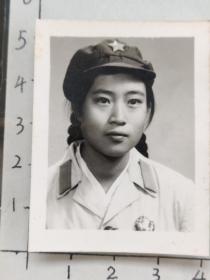 60年代美女军人女兵佩戴毛主席像章泛银照片(昆明女子中学杨振芳相/册)102200