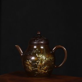 铜鎏金仙鹤茶壶 摆件，品相如图
长11厘米   口径4厘米   身直径7.2厘米   高9.5厘米   重约260克