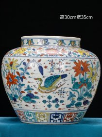 “大明嘉靖年制”精工细作满工通景青花斗彩莲池大雁纹罐。