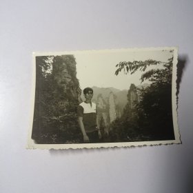 老照片-青年在张家界景区留影（戴眼镜，身后群峰林立）