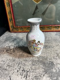 70，80年代，天女散花小花瓶一只，开线