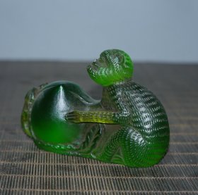 旧藏琉璃猴子献寿笔架，长10cm，宽3cm，高6.5cm，重228g