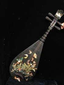 古代乐器老杉山镶琵琶，长102厘米，宽32厘米，厚26厘米