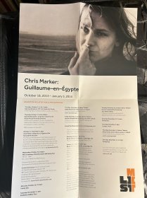 出一张法国散文电影导演chris marker克里斯.马凯展览海报，2014年在美国剑桥访问期间顺便去看的在MIT麻省理工里Marker的回顾展。海报四折保存，展开差不多43cm*27.5cm，八五成新左右，正常保存