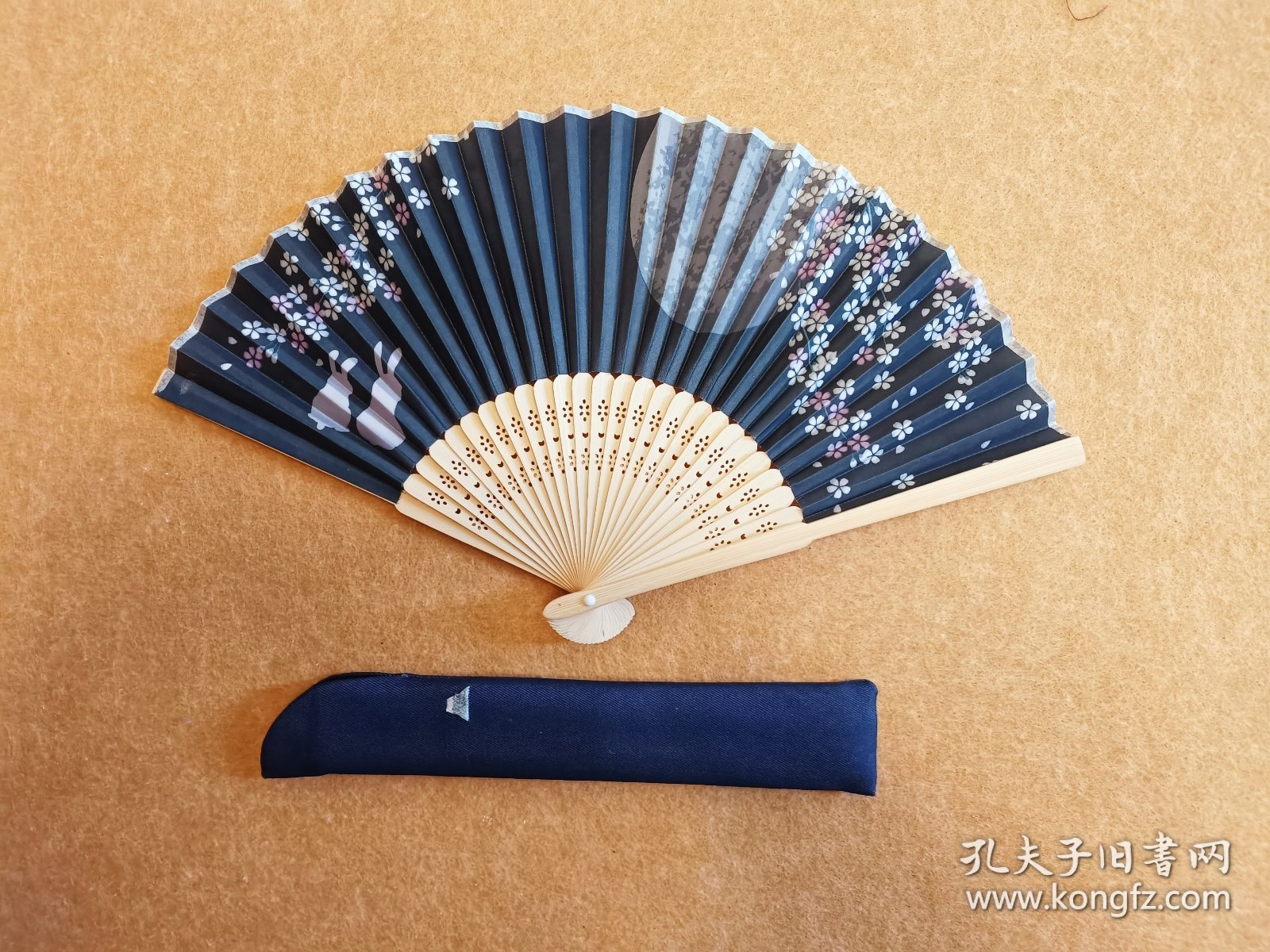 满月的樱 兔的相守 日本回流京扇绢扇 有扇袋 展幅约38Cm 高20.5Cm 竹骨扇 保管品。 [火]实价不议不包不退换！