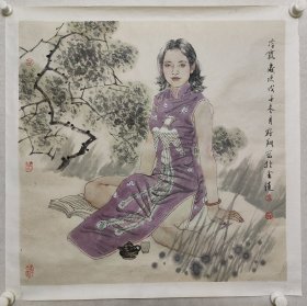 江苏名家，王野翔《冷露》人物画软片67*65.5cm。 王野翔，生于江苏扬州，毕业于天津美术学院。现为江苏省国画院人物画研究所副所长，中国美术家协会会员，中国美协蒋兆和艺术研究会理事，江苏省美术家协会理事、省美协人物画艺委会秘书长，江苏省国际文化交流中心理事，国家一级美术师，文化部优秀专家。（保真书画）