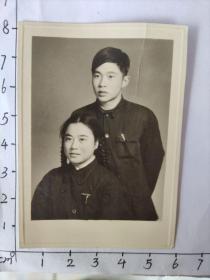粗辫子美女和帅哥合影照片
