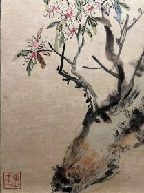 黄宾虹●《花卉四条屏》 画芯尺寸：116×28cm 画框尺寸：210×44cm “花卉四条屏”作为黄宾虹绘画艺术的杰出代表，具有极高的艺术价值。这四幅作品充分体现了黄宾虹的艺术风格和思想内涵，展示了他高超的绘画技艺和深厚的文化底蕴。同时，“花卉四条屏”也是中国画坛上的一部经典之作，对于研究中国近现代绘画史具有重要的参考价值。