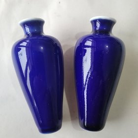 明代霁蓝釉小梅瓶一对，小梅瓶是90年代景德镇仿明小瓶一对小精品，非常漂亮有收藏价值的一对小瓶，高7厘米，足宽1.7厘米，口宽1.7厘米。