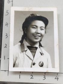 60年代美女军人女兵佩戴毛主席像章泛银照片(昆明女子中学杨振芳相/册)102197