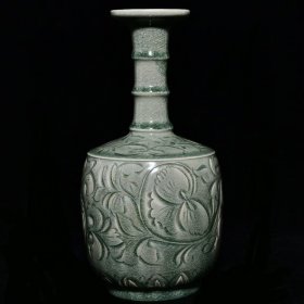 青釉缠枝花纹长颈竹节盘口瓶，1600