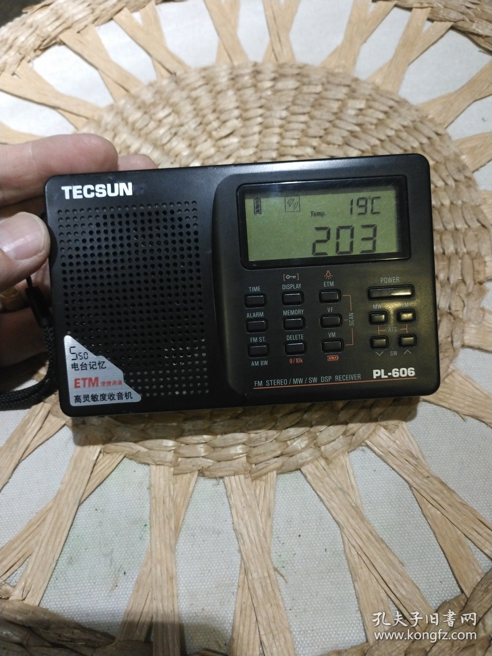 【便携式收音机】TECSUN PL606收音机 德生PL606高灵敏度收音机一台 德生通用电气制造有限公司【机器安装上电池按下POWER开关机可以正常收听广播，声音洪亮，按键灵敏，因为没有说明书，其他功能没有试机，仅试了收听广播功能】【外表正常使用轻微磨损划痕，图片为实拍，品相以图片为准】长度12.5cm宽度8cm厚度2.3cm机身编号39820170700245