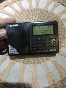 【便携式收音机】TECSUN PL606收音机 德生PL606高灵敏度收音机一台 德生通用电气制造有限公司【机器安装上电池按下POWER开关机可以正常收听广播，声音洪亮，按键灵敏，因为没有说明书，其他功能没有试机，仅试了收听广播功能】【外表正常使用轻微磨损划痕，图片为实拍，品相以图片为准】长度12.5cm宽度8cm厚度2.3cm机身编号39820170700245