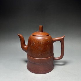 精品珍藏紫砂壶
品茗：金钟壶
底款：陈子畦
材质：紫砂
容量：500cc 
出水孔：独孔
尺寸: 15/14cm
陈子畦，明朝天启--清康熙间(约 1625—1690)人，紫砂制壶名家。紫砂壶艺人、陶瓷艺人、
仿友泉壶最佳,工制壶杯瓶盒诸物,手法在徐友泉间,为世所珍。或云即陈鸣远之父(见《桐乡县志》)。作品多紫泥，胎薄而工，颇精致。书法有晋唐之风。《阳羡砂壶图考》著录有二器：