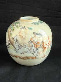 此中有真意：民国（渊明爱菊）浅绛彩人物故事罐精品一只：此物唇口，圆腹，圈足。瓷釉坚细莹润，釉面金丝铁线纵横交错。主体精绘一老二少坐于茂树苍石下。人物开相生动有趣，衣褶顿挫分明，方楞出角，设色古雅，用笔秀润，朴茂并举。老者身后和孩童手中的菊花点明了图意：采菊东篱下，悠然见南山。整体表现出超旷虚灵、静穆澹远的高妙出奇之境。
