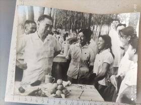 建国初期新闻展览老照片周总理接见群众合影照片(罕见)(群众见着总理时的眼神亮了，笑逐颜开)