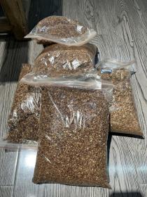 代友出售正宗海南野生黄花梨粉500克/袋，放漏价388元/袋包邮，数量有限，欲购从速[勾引][勾引][勾引]
中医学对海南黄花梨的记载最早见于唐《证类本草》，而明李时珍《本草纲目》最为详细。书中认为降香气味辛、温，无毒，取其心材磨为粉末，以木屑泡水，有淡淡清香，味稍苦，烧之香气浓烈并有油流出。
海南黄花梨，材质优者，边材淡黄色，质略疏松，心材红褐色，坚重，纹理致密，可为上等家具良材；若有香味，可作