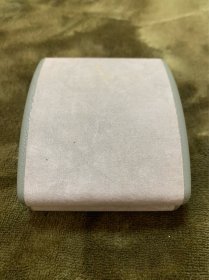【海外回流  vintage中古】回流中古首饰盒  小年份  很实用  细节可见   内里带金色字母   仔细看好图片，尺寸如图，有瑕疵，介意勿拍，谨慎下单！出售不退！偏远地区邮费联系客服另算！