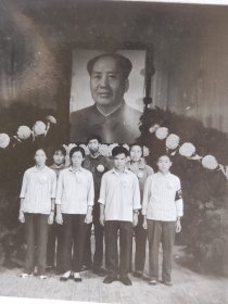 1976年悼念毛主席逝世照片中间超大毛主席像