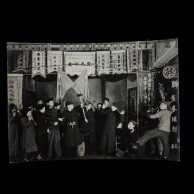 上海大世界文献:50年代·上海大世界舞台上演·革命话剧·舞台剧照 8张合售·尺寸10.2x14.5厘米！