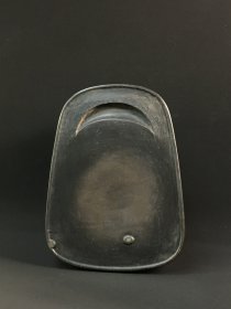 旧藏 风字形抄手端砚，石料厚实完美，质地温润，砚面弯月池简约典雅，线条流畅，砚背天然石眼丰富，呈圆柱状，一眼一柱，工艺独特，砚侧铭文工整，包浆浑厚，款：袁枚。收藏赏用珍品。 尺寸：17/12.8/7.2cm。重2.03公斤。