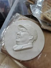 早期,A级高岭土白胎毛主席瓷像。13厘米。传神,栩栩如生。