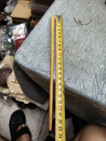 ⅩR老筷子一根，较粗，纹路清晰